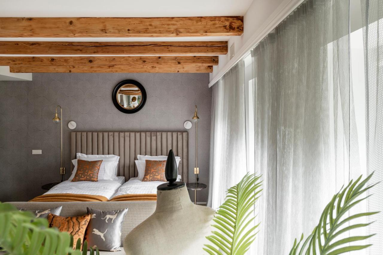 Suite With Private Bathroom At Three Bedroom Interwar Villa Grabyte With Daily Spaces To Share By Pine Forest On The Bank Of The River- 8Min By Car From Old Town Kaunas Exterior photo